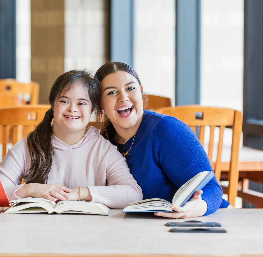 Professora e aluna em atividade de leitura